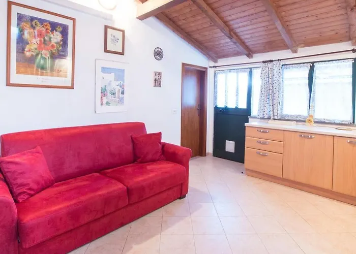 Semesterbostad SUNFLOWER Cosy Cottage AC&Parking space